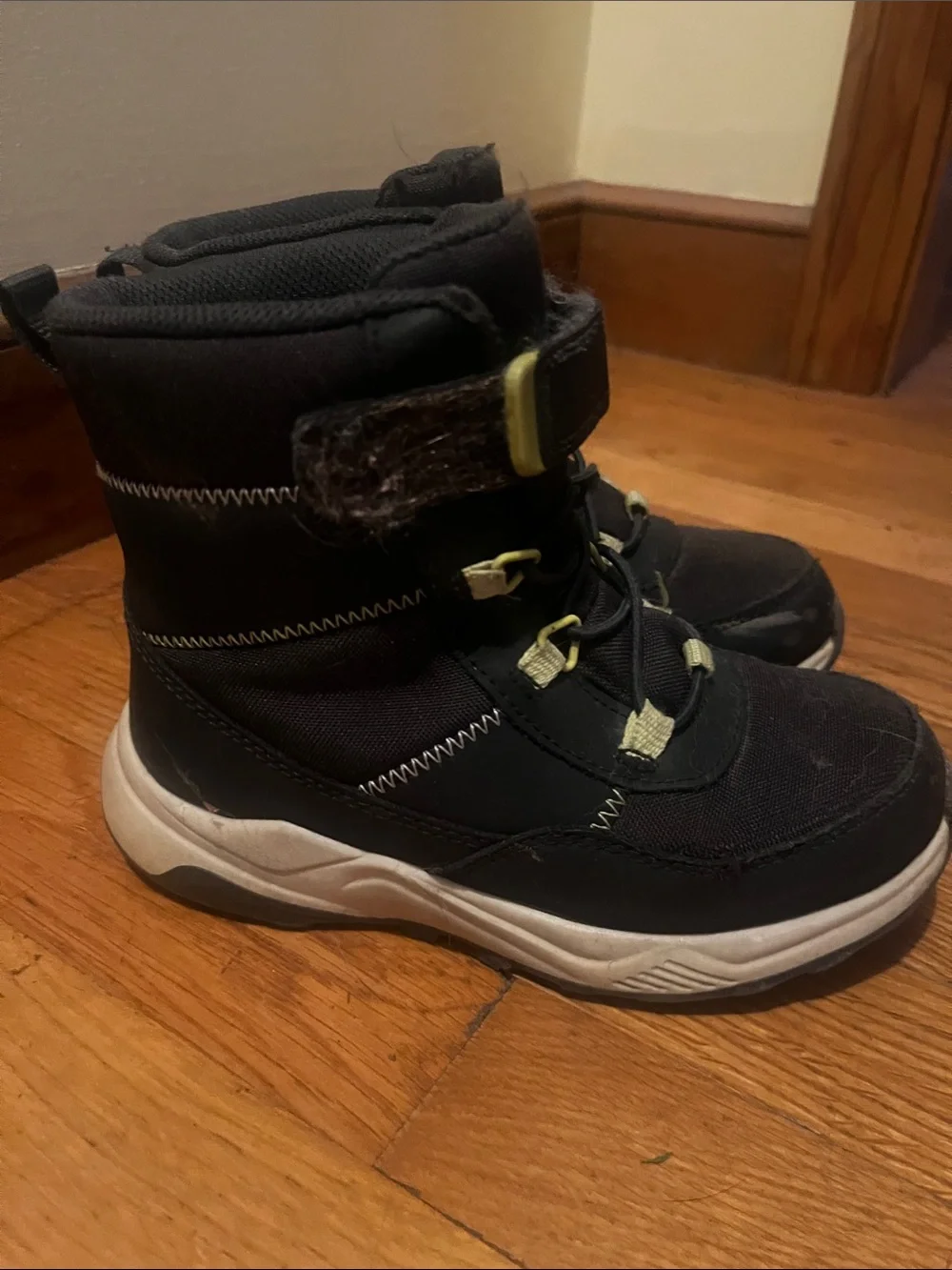 Kids size 12 winter boot with Velcro strap
